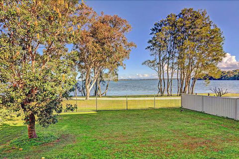 Lakes Edge Cottage - Whitsundays Accommodation 3