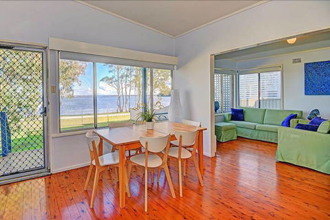 Lakes Edge Cottage - Whitsundays Accommodation 5