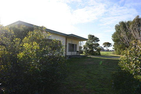 Sea Lake Motel - Whitsundays Accommodation 2