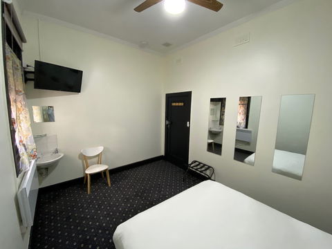 Rooms At Carboni's - Whitsundays Accommodation 1