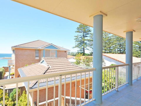 Toowoon Beach View 3br Villa 4 Just Steps To Beach With Views - Whitsundays Accommodation 1