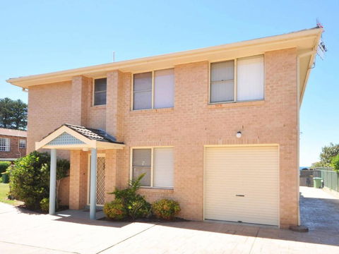 Toowoon Beach View 3br Villa 4 Just Steps To Beach With Views - Whitsundays Accommodation 6