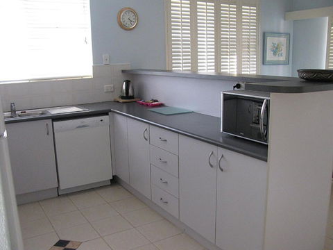 Toowoon Beach View 3br Villa 4 Just Steps To Beach With Views - Whitsundays Accommodation 5