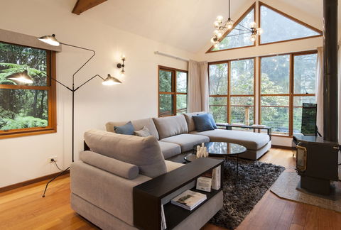 Artist On Everest - Whitsundays Accommodation 4