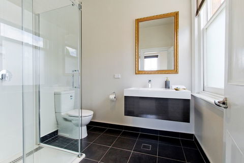 Deloraine Hotel - Whitsundays Accommodation 2