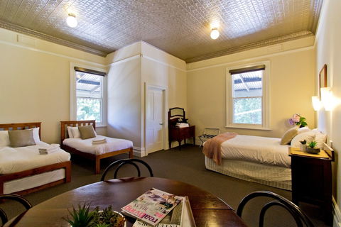 Deloraine Hotel - Whitsundays Accommodation 3