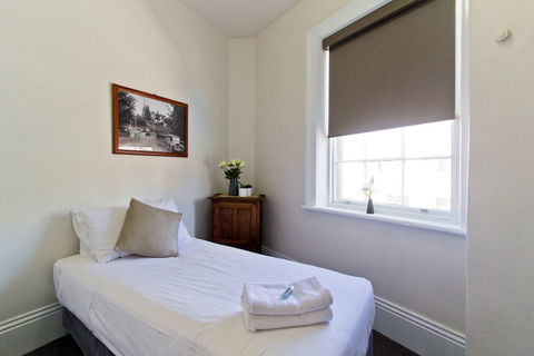 Deloraine Hotel - Whitsundays Accommodation 6