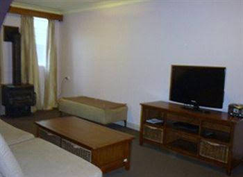 Blue Mountains Manor House - Whitsundays Accommodation 0