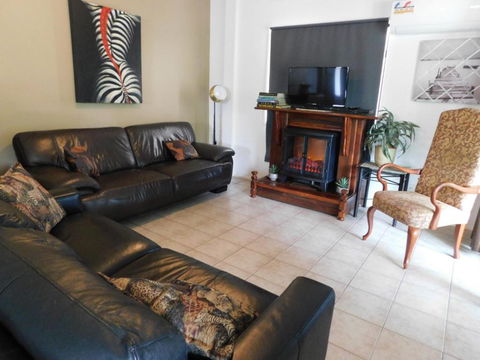 Riverbend Lodge - Whitsundays Accommodation 2
