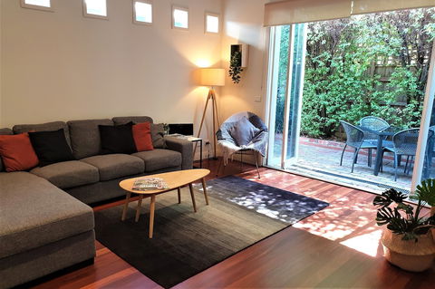 Healesville House - Magnolia House - Whitsundays Accommodation 2