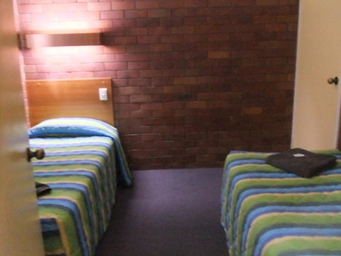 Golden West Motor Inn - Whitsundays Accommodation 1