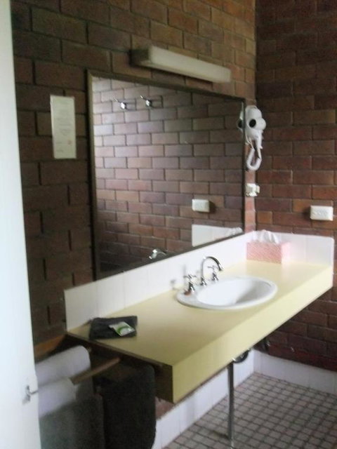 Golden West Motor Inn - Whitsundays Accommodation 2