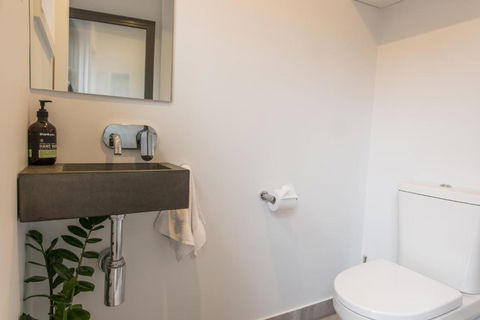 The Bright House - Whitsundays Accommodation 1