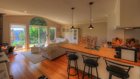 The Avenue At Montville Cottage - Whitsundays Accommodation 1