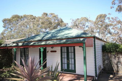 Lily May Cottage - Whitsundays Accommodation 0