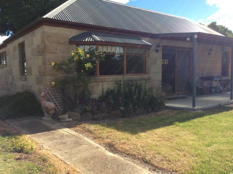 Our Cottage - Whitsundays Accommodation 3