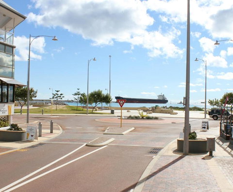 Geraldton Luxury Vacation Home With Free Netflix - Whitsundays Accommodation 4