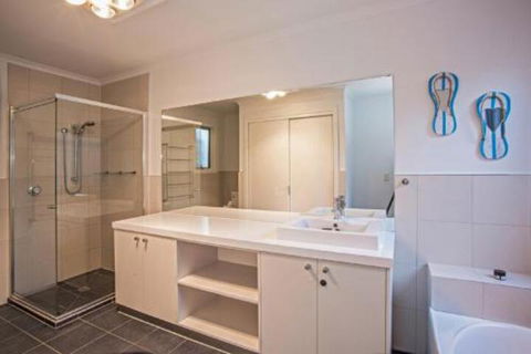 Iona Beach House Cowes - Whitsundays Accommodation 6