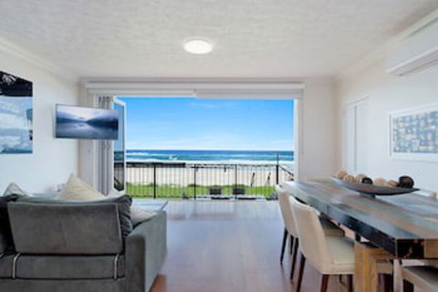 Beachfront Palm Beach Townhouse - Whitsundays Accommodation 0