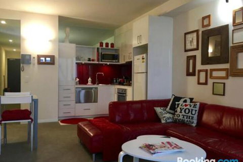 Quiet Laneway Apartment Near Bourke St. Mall - Whitsundays Accommodation 0