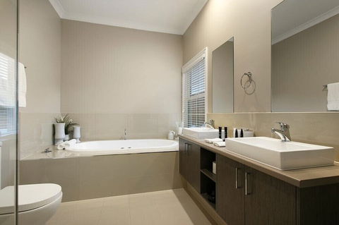 Kerami Manor - Whitsundays Accommodation 2