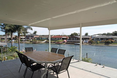 Unbeatable Waterfront Location - Whitsundays Accommodation 1