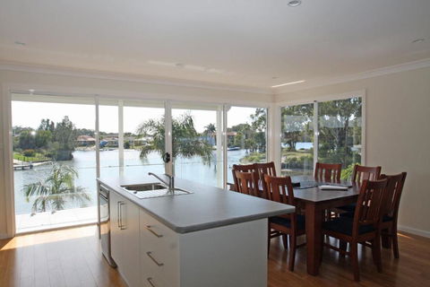 Unbeatable Waterfront Location - Whitsundays Accommodation 4