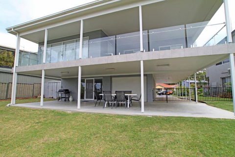 Unbeatable Waterfront Location - Whitsundays Accommodation 3