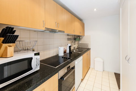 NAOMI, 2BDR South Melbourne Apartment - Whitsundays Accommodation 4