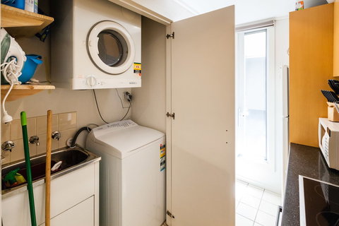 NAOMI, 2BDR South Melbourne Apartment - Whitsundays Accommodation 0