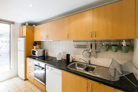 NAOMI, 2BDR South Melbourne Apartment - Whitsundays Accommodation 3