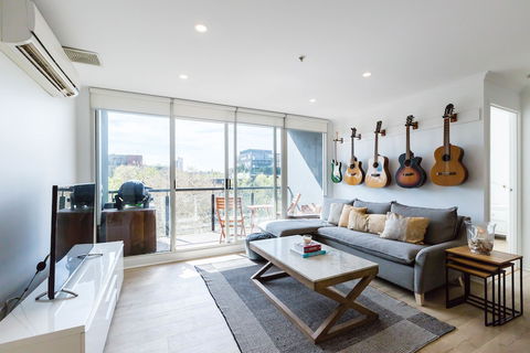 YUKI, 1BDR Melbourne Apartment - Whitsundays Accommodation 1