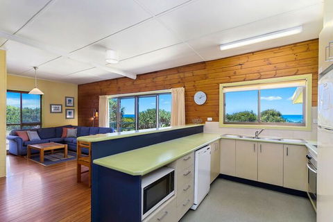 Sandpiper Beach Front House - Whitsundays Accommodation 3