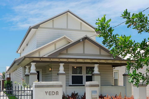 Newcastle Executive Homes - Veda House - Whitsundays Accommodation 1