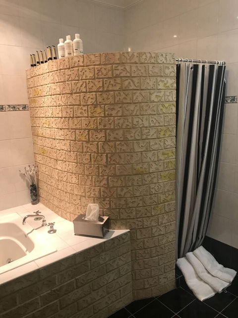 Atina Rocks Country Homestead - Whitsundays Accommodation 3