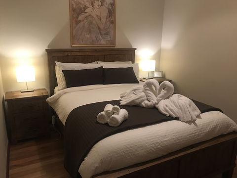 Atina Rocks Country Homestead - Whitsundays Accommodation 4