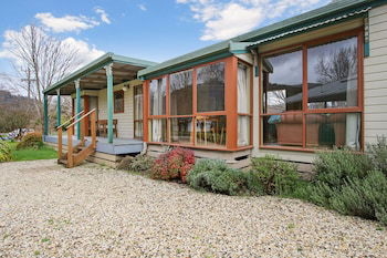 R & R In Bright - Short Walk To Town - Whitsundays Accommodation 0