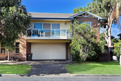 Sandy Shores 1 / 3 Messines Street - Whitsundays Accommodation 0