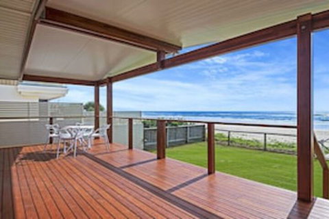 Palm Beach Absolute Beach Front Holiday Home - Whitsundays Accommodation 0