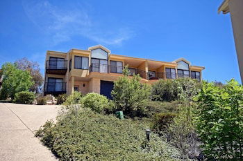 Dromaius 5 - Great Views Of The Snowy Mountains - Whitsundays Accommodation 0