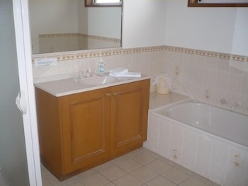 Parklake Holiday Units - Whitsundays Accommodation 4