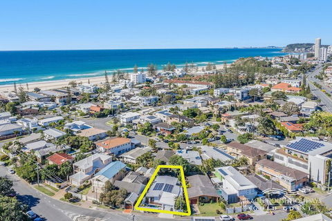 Miami Beachside Beach House - Whitsundays Accommodation 1