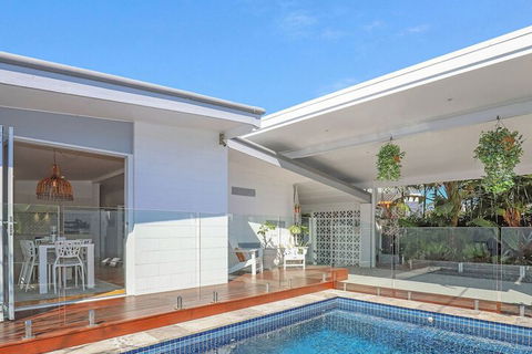 Miami Beachside Beach House - Whitsundays Accommodation 4