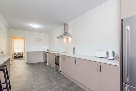 Thompson Avenue Apartments No.1 - Whitsundays Accommodation 3
