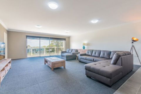 Thompson Avenue Apartments No.1 - Whitsundays Accommodation 0