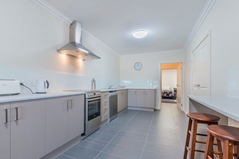Thompson Avenue Apartments No.1 - Whitsundays Accommodation 2