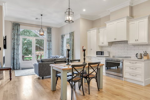 Grandview Accommodation - The Elm Tree Apartments - Whitsundays Accommodation 4