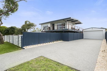 Upstairs Cottage On Beachurst - Whitsundays Accommodation 0