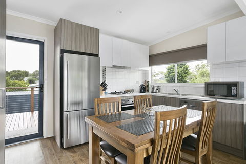 Upstairs Cottage On Beachurst - Whitsundays Accommodation 1