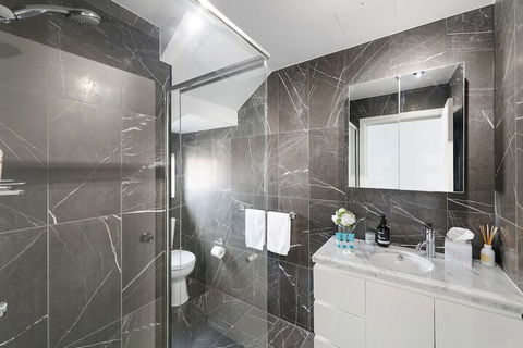 Darling Harbour Penthouse Views & Hot Tub - Whitsundays Accommodation 2